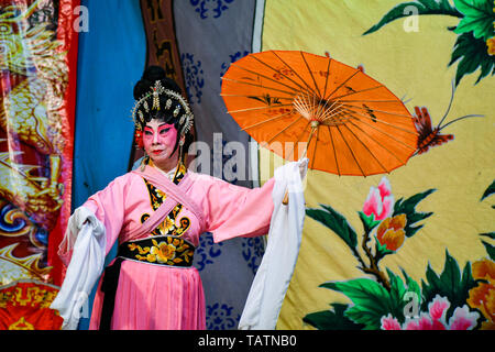 Acteur et actrice de l'opéra chinois avec un miroir Banque D'Images