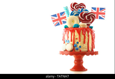 Royaume-uni le goutte-à-tendance candyland fantasy gâteau avec rouge, blanc et bleu décorations, sucettes et les drapeaux sur fond blanc. Banque D'Images