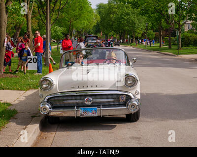 River Forest, Illinois, USA. 28 mai, 2019. Un 1957 Buick Special Convertible au Memorial Day Parade d'aujourd'hui dans cette banlieue ouest de Chicago. Banque D'Images