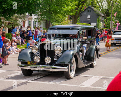 River Forest, Illinois, USA. 28 mai, 2019. 1934 Packard 8 Un Jour commémoratif de l'huis au défilé dans cette banlieue ouest de Chicago. Banque D'Images