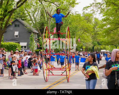 River Forest, Illinois, USA. 28 mai, 2019. Une roue acrobat fonctionne aujourd''s Memorial Day Parade dans cette banlieue ouest de Chicago. Banque D'Images