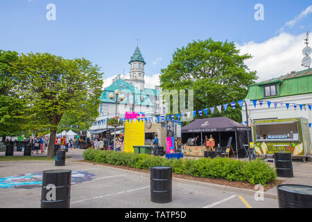 Ville Jurmala, République de Lettonie. Urban street view avec les touristes et l'alimentation de rue. La marche des peuples dans la rue Jomas. Photos de voyage. 2019. 25. Peut Banque D'Images