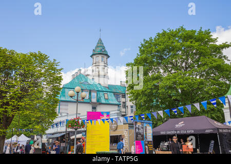 Ville Jurmala, République de Lettonie. Urban street view avec les touristes et l'alimentation de rue. La marche des peuples dans la rue Jomas. Photos de voyage. 2019. 25. Peut Banque D'Images