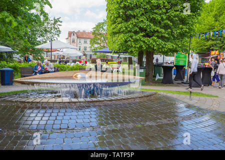 Ville Jurmala, République de Lettonie. Urban street view avec fontaine et les peuples. 2019. 25. Peut Banque D'Images