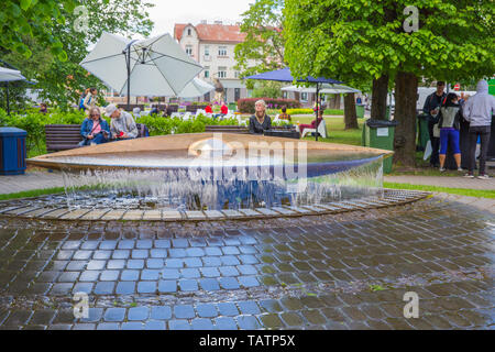 Ville Jurmala, République de Lettonie. Urban street view avec fontaine et les peuples. 2019. 25. Peut Banque D'Images