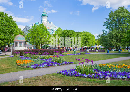 Ville Jurmala, République de Lettonie. La rue Jomas voir avec les touristes et les bâtiments. Peuples autochtones assis et de manger des aliments de rue. Photos de voyage. Banque D'Images