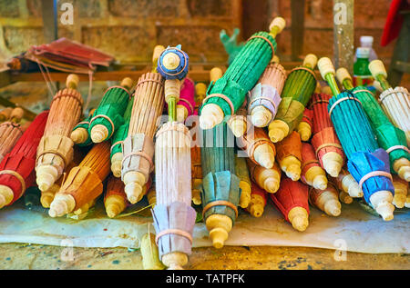 Parasols birmans sont des souvenirs traditionnels, fabriqués à partir de matériaux naturels - bambou et papier fait main dans les ateliers familiaux, Pindaya, Myanmar. Banque D'Images