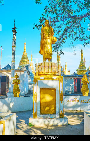 La statue en or de la Moine bhikkhu en face de l'Nget Pyaw Taw Pagode, Pindaya, Myanmar. Banque D'Images