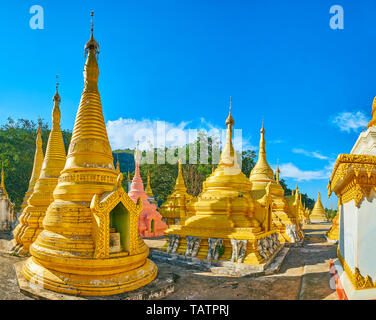 Nget Pyaw Taw Pagoda complexe se compose de nombreux stupas médiéval préservé avec décors sculptés, des ornements peints et de sonnerie, parapluies, hti Pindaya, Myan Banque D'Images