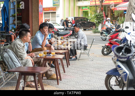 Da nang, Vietnam - 14 mars 2019 : les gens assis à de petites tables (avec café, thé et autres boissons) sur le trottoir. Banque D'Images