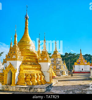 Marcher parmi les sanctuaires de Nget Pyaw Taw Pagoda complexe, préservé, présente des stupas décorations, Pindaya, Myanmar. Banque D'Images