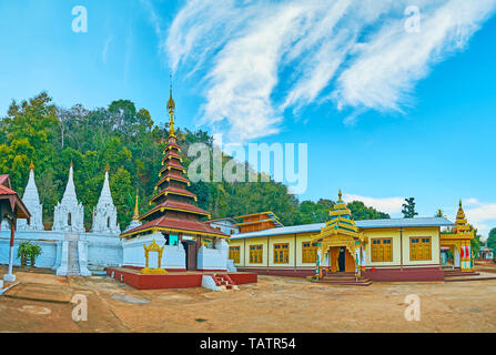 Les bâtiments historiques et les sanctuaires de monastère bouddhiste, situé sur la pente de montagne, Pindaya, Myanmar. Banque D'Images