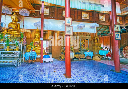 PINDAYA, MYANMAR - février 19, 2018 : l'intérieur du monastère en teck avec de hauts piliers et statues de Bouddha Doré, le 19 février à Pindaya. Banque D'Images