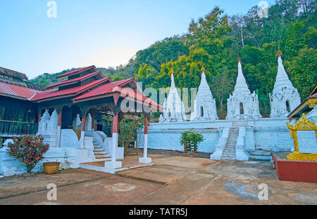 Monastère bouddhiste historique sur la pente de montagne avec des sanctuaires médiévaux et du bois de teck salle de prière, Pindaya, Myanmar. Banque D'Images