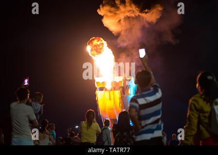 Danang Danang, Vietnam : Dragon crache le feu du pont dans la nuit noire, entouré par la foule de spectateurs (pas de visages peut être considéré). Banque D'Images