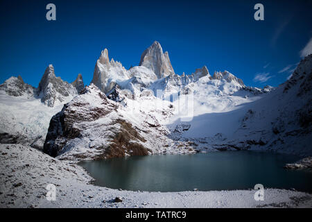 Près de la montagne Fitz Roy El Chalten, dans le sud de la Patagonie, à la frontière entre l'Argentine et le Chili. Vue depuis le sentier de l'automne. Banque D'Images