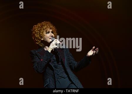 Napoli, Italie. 27 mai, 2019. La chanteuse italienne Fiorella Mannoia joue sur la scène à l'Augusteo Teatro en Naples avec sa tournée 'Personale Tour' 2019. Credit : Paola Visone/Pacific Press/Alamy Live News Banque D'Images