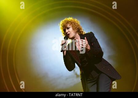 Napoli, Italie. 27 mai, 2019. La chanteuse italienne Fiorella Mannoia joue sur la scène à l'Augusteo Teatro en Naples avec sa tournée 'Personale Tour' 2019. Credit : Paola Visone/Pacific Press/Alamy Live News Banque D'Images