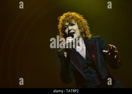 Napoli, Italie. 27 mai, 2019. La chanteuse italienne Fiorella Mannoia joue sur la scène à l'Augusteo Teatro en Naples avec sa tournée 'Personale Tour' 2019. Credit : Paola Visone/Pacific Press/Alamy Live News Banque D'Images