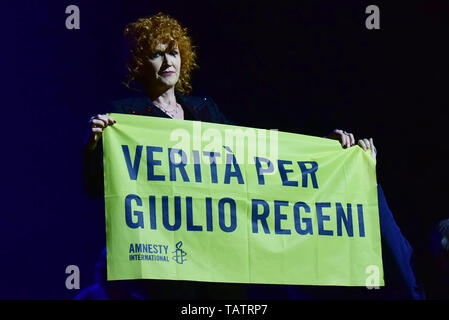 Napoli, Italie. 27 mai, 2019. La chanteuse italienne Fiorella Mannoia joue sur la scène à l'Augusteo Teatro en Naples avec sa tournée 'Personale Tour' 2019. Credit : Paola Visone/Pacific Press/Alamy Live News Banque D'Images