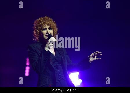 Napoli, Italie. 27 mai, 2019. La chanteuse italienne Fiorella Mannoia joue sur la scène à l'Augusteo Teatro en Naples avec sa tournée 'Personale Tour' 2019. Credit : Paola Visone/Pacific Press/Alamy Live News Banque D'Images