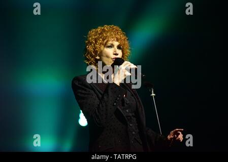 Napoli, Italie. 27 mai, 2019. La chanteuse italienne Fiorella Mannoia joue sur la scène à l'Augusteo Teatro en Naples avec sa tournée 'Personale Tour' 2019. Credit : Paola Visone/Pacific Press/Alamy Live News Banque D'Images