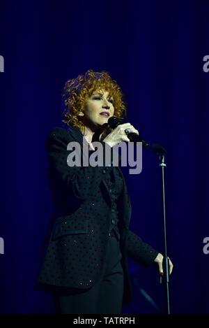 Napoli, Italie. 27 mai, 2019. La chanteuse italienne Fiorella Mannoia joue sur la scène à l'Augusteo Teatro en Naples avec sa tournée 'Personale Tour' 2019. Credit : Paola Visone/Pacific Press/Alamy Live News Banque D'Images