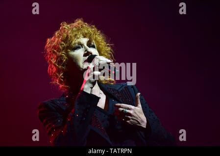 Napoli, Italie. 27 mai, 2019. La chanteuse italienne Fiorella Mannoia joue sur la scène à l'Augusteo Teatro en Naples avec sa tournée 'Personale Tour' 2019. Credit : Paola Visone/Pacific Press/Alamy Live News Banque D'Images