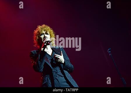 Napoli, Italie. 27 mai, 2019. La chanteuse italienne Fiorella Mannoia joue sur la scène à l'Augusteo Teatro en Naples avec sa tournée 'Personale Tour' 2019. Credit : Paola Visone/Pacific Press/Alamy Live News Banque D'Images