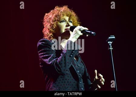 Napoli, Italie. 27 mai, 2019. La chanteuse italienne Fiorella Mannoia joue sur la scène à l'Augusteo Teatro en Naples avec sa tournée 'Personale Tour' 2019. Credit : Paola Visone/Pacific Press/Alamy Live News Banque D'Images