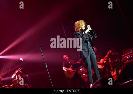 Napoli, Italie. 27 mai, 2019. La chanteuse italienne Fiorella Mannoia joue sur la scène à l'Augusteo Teatro en Naples avec sa tournée 'Personale Tour' 2019. Credit : Paola Visone/Pacific Press/Alamy Live News Banque D'Images