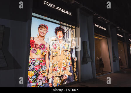 Ho Chi Minh Ville, Vietnam - le 23 avril 2019 : Dolce & Gabbana shop du revêtement extérieur de nuit, vitres avant avec des vêtements et une affiche montrant les femmes modèles. Banque D'Images