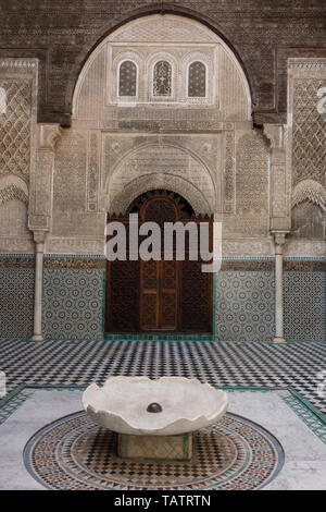 Fes, Maroc - 25 mars 2019 : l'intérieur de l'intérieur de la Madrasa Bou Inania, reconnu comme un excellent exemple d'architecture Marinid. Medina de Fe Banque D'Images