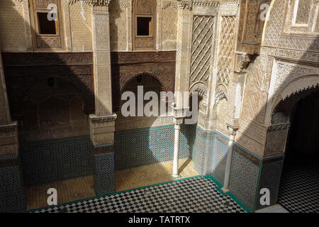 Fes, Maroc - 25 mars 2019 : l'intérieur de l'intérieur de la Madrasa Bou Inania, reconnu comme un excellent exemple d'architecture Marinid. Medina de Fe Banque D'Images