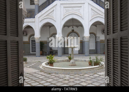 Fes, Maroc - 25 mars 2019 : l'intérieur du Palais El Mokri, propriété familiale et utilisé en partie comme un hébergement idéal pour les touristes. Médina de Fès. Banque D'Images