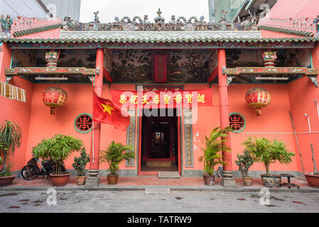 Ho Chi Minh Ville, Vietnam - Avril 27, 2019 : la façade de Tam Tam (Fils Fils Hoi Quan) pagode à Cho Lon, le quartier chinois de Saigon. Banque D'Images