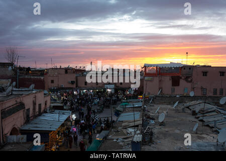 Marrakech, Maroc - Mars 31st, 2019 : Coucher de soleil sur la médina, la place du côté de la place Jamaa el Fna. Banque D'Images