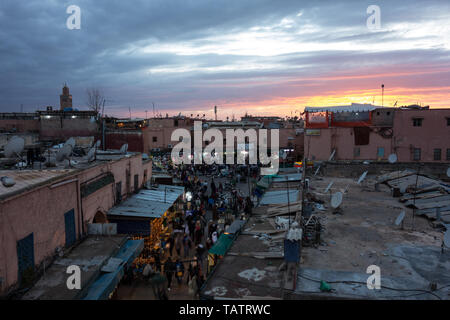 Marrakech, Maroc - Mars 31st, 2019 : Coucher de soleil sur la médina, la place du côté de la place Jamaa el Fna. Banque D'Images