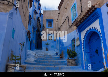 Détails de l'architecture marocaine traditionnelle dans les rues de la ville bleue, Chefchaouen, Maroc Banque D'Images