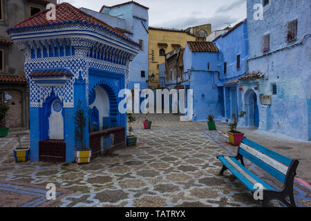 Détails de l'architecture marocaine traditionnelle sur un carré avec de l'eau bien dans la ville bleue, Chefchaouen, Maroc Banque D'Images