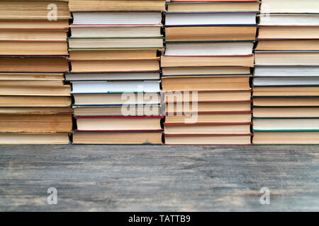 Rangées de livres dans la bibliothèque. Arrière-plan de texte. Symbole du savoir et de l'apprentissage. Banque D'Images