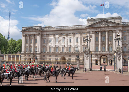 Buckingham Palace, London, UK. 25 mai 2019. Les troupes de cavalerie de famille monté sur le défilé à l'extérieur du Palais Royal pour les généraux de Review Banque D'Images