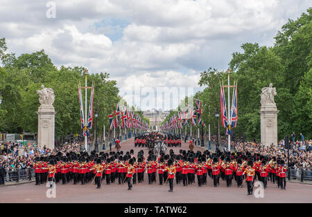 Londres, Royaume-Uni. 25 mai 2019. Mars gardes le long du Mall après avoir terminé les généraux de l'examen de la parade la couleur. Banque D'Images