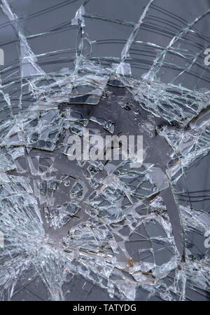 Pare-brise cassé après l'accident de voiture Banque D'Images
