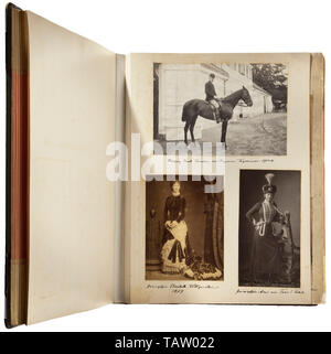 Un magnifique album de photographies grand format de l'allemand à des familles nobles et des officiers de la Russie, très bien sous-titrées, contenant un total de 218 photographies de personnes liées à la famille Sayn-Wittgenstein et Henckel von Donnersmarck. Les photographies ont été prises entre les années 1865 et 1905 et recueillie dans un album en cuir pour compiler une chronique familiale (contraignants desserré). Photos principalement de la vie privée des deux familles ainsi que d'autres familles nobles tels que Thurn und Taxis, 108, von Krusenstern, von Sachsen-Weimar, Additional-Rights Clearance-Info, C--Not-Available Banque D'Images