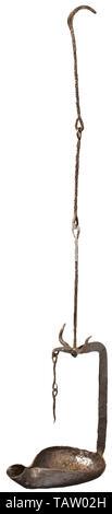 Une lampe à huile en fer du début de l'ère byzantine avec une tête de taureau, 5ème - 6ème siècle, forgé lampe avec bol ouvert et buse. Support en L attaché à l'arrière, se terminant en haut dans une tête de taureau stylisée. La tête penchée sur un oeillet à l'avant, à laquelle deux maillons de chaîne accrochée sont jointes de la mèche. L'arrière de la tête avec un trou dans lequel les plus faibles des trois tiges tordues, tous au centre, est inséré avec un bouton terminal. Les tiges de suspension liées les unes aux autres par des oeillets. Haut rod se terminant par un crochet qui peut être attaché à une saillie comme une lampe de mineur, Editorial-Use-seulement. Banque D'Images