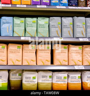 Sélection de supermarché de farine de boulangerie. Au Royaume-Uni, 5 millions de tonnes de blé est utilisé chaque année pour produire 4 millions de tonnes de farine Banque D'Images