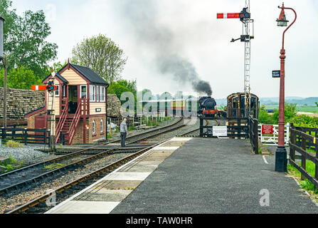 Réservoir du moteur n°25 la gare de Sandhurst approches sur le Kent & East Sussex Railway à Rye East Sussex England UK avec train à vapeur Banque D'Images