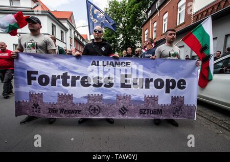 Dortmund, Nordrhein Westfalen, Allemagne. 25 mai, 2019. L'Alliance Forteresse Europe banner étant détenu par le bulgare, français, allemand, hongrois et néonazis à Dortmund, en Allemagne. Avant les élections européennes, le parti néonazie Die Rechte (droite) a organisé un rassemblement dans la ville allemande de Dortmund pour promouvoir leur candidat, l'incarcération négationniste Ursula Haverbeck. La manifestation et mars ont été organisées par l'éminent homme politique locale et militante néonazie Michael Brueck (Michael BrÃ¼ck) qui a fait appel à l'aide de néonazis allemands non seulement, mais aussi l'aide du Russe, Banque D'Images