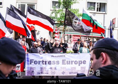 Dortmund, Nordrhein Westfalen, Allemagne. 25 mai, 2019. L'Alliance Europe forteresse composée d'Allemands, Français, bulgare, hongrois et néonazis comme vu à Dortmund, en Allemagne. Avant les élections européennes, le parti néonazie Die Rechte (droite) a organisé un rassemblement dans la ville allemande de Dortmund pour promouvoir leur candidat, l'incarcération négationniste Ursula Haverbeck. La manifestation et mars ont été organisées par l'éminent homme politique locale et militante néonazie Michael Brueck (Michael BrÃ¼ck) qui a fait appel à l'aide de néonazis allemands non seulement, mais aussi l'aide du Russe, Banque D'Images